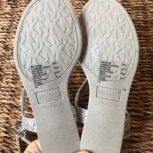 Girls Michael Kors sparkle silver thong sandle 2